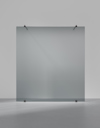 Frostat glas med metallfästen monterat vertikalt.