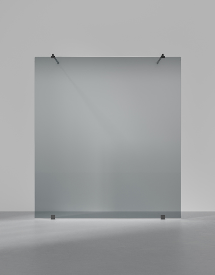 Frostat glas med metallfästen monterat vertikalt.