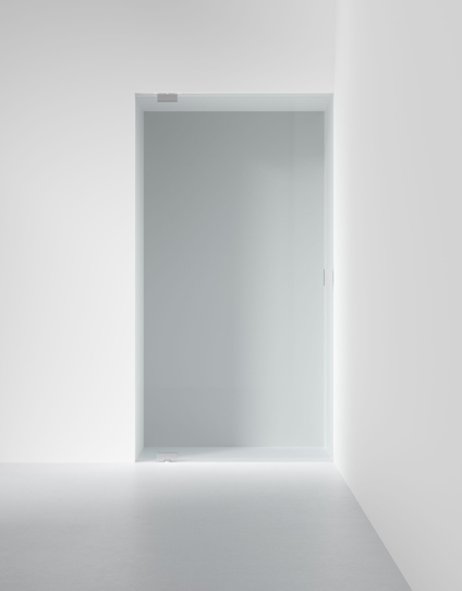 Enkel glasdörr i en vit, minimalistisk vägg.