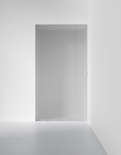Frostat glasdörr i minimalistisk vit miljö.