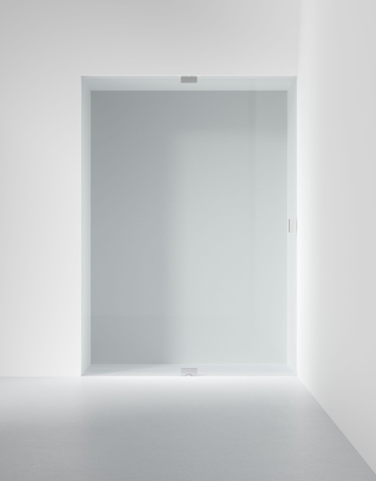 Glasvägg med skjutdörr i ett minimalistiskt, vitt rum.