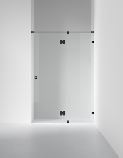 Glasdörr med svarta gångjärn och beslag, monterad i en vit minimalistisk miljö. Golvet och väggarna är ljusa.