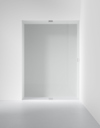 Glasdörr i minimalistisk, vit vägg med en diskret dörrkarm.