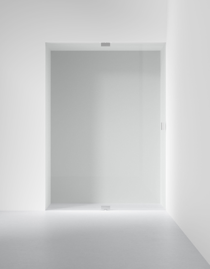 Glasdörr i minimalistisk, vit vägg med en diskret dörrkarm.