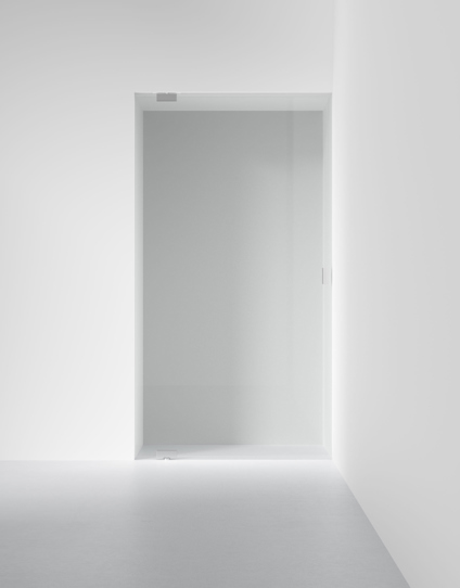 Glasdörr i en minimalistisk, vit miljö.