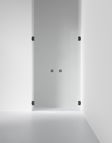 Glasdörr med svarta beslag i en minimalistisk miljö med vita väggar och golv.