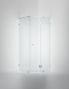 Glasduschkabin med kantig design, genomskinliga glasväggar och silverfärgade metalldelar i hörn.