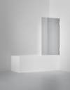Vitt badkar med rak duschvägg i glas, belägen i ett minimalistiskt, vitt badrum.