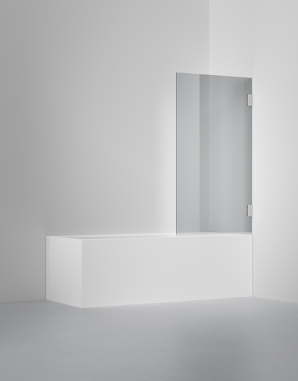 Vitt badkar med rak duschvägg i glas, belägen i ett minimalistiskt, vitt badrum.