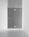 Glasdörr med metallbeslag i en minimalistisk inomhusmiljö med vita väggar och grått golv.