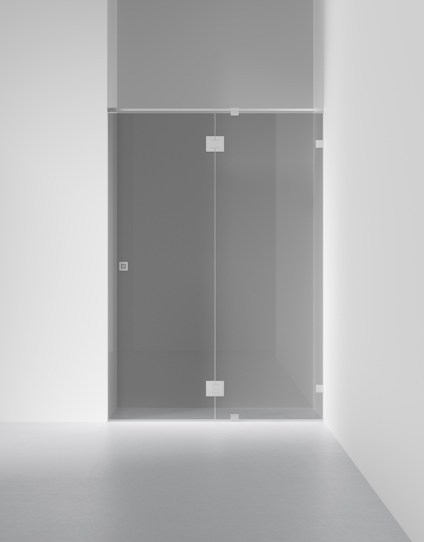 Glasdörr med metallbeslag i en minimalistisk inomhusmiljö med vita väggar och grått golv.