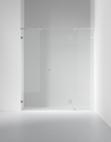 Glasduschvägg med minimalistisk design, vita väggar och silverfärgade detaljer.