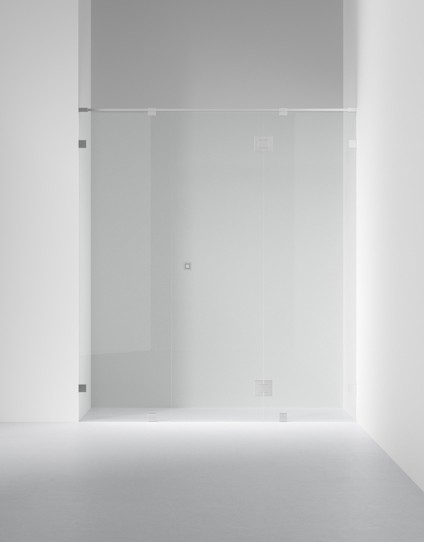Glasduschvägg med minimalistisk design, vita väggar och silverfärgade detaljer.