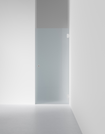 Frostat skjutdörr i glas med fyrkantigt handtag, monterad i en ljus minimalistisk korridor.