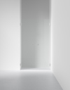 Glasdörr med minimalistiska handtag, monterad i en modern vit vägg med grått golv.