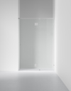 Duschvägg av glas med metallfästen i en minimalistisk, ljus miljö.