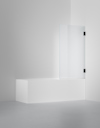Vit badkarsvägg i glas monterad på kanten av ett vitt badkar i en minimalistisk badrumsmiljö.