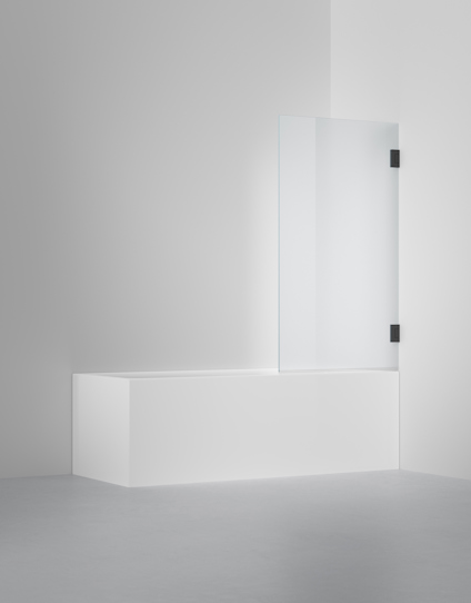 Vit badkarsvägg i glas monterad på kanten av ett vitt badkar i en minimalistisk badrumsmiljö.
