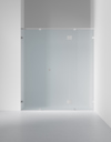Frostat glasparti med diskreta beslag, placerad i en vit interiörmiljö med minimalistisk design.