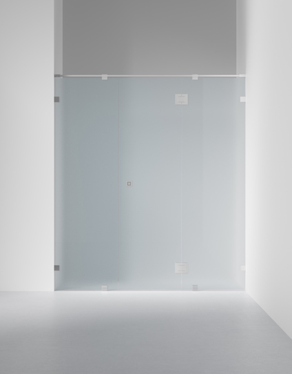 Frostat glasparti med diskreta beslag, placerad i en vit interiörmiljö med minimalistisk design.