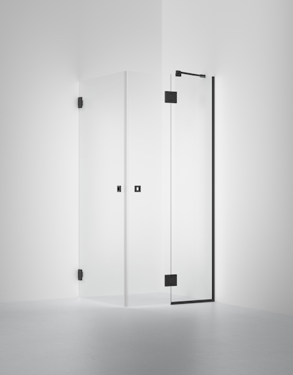 Glasväggar och dörrar i svart ram, monterade i hörn av vit minimalistisk inredning.