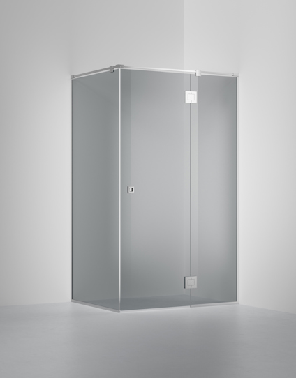Duschhörna med glasväggar och dörr i metallram. Minimalistisk design i ljusgrått rum.