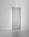 Duschvägg i glas med silverfärgad skena monterad på enkel vägg.
