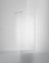 Transparent glasvägg med metallstång monterad i ett hörn av ett vitt rum.