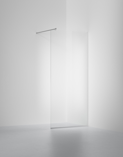Transparent glasvägg med metallstång monterad i ett hörn av ett vitt rum.