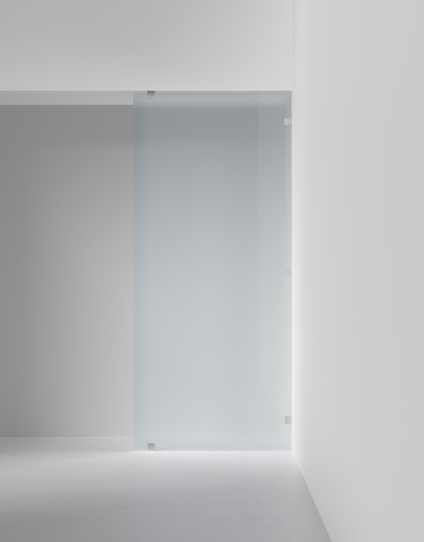 Frostat glasdörr i modernt minimalistiskt rum med vita väggar och grått golv.