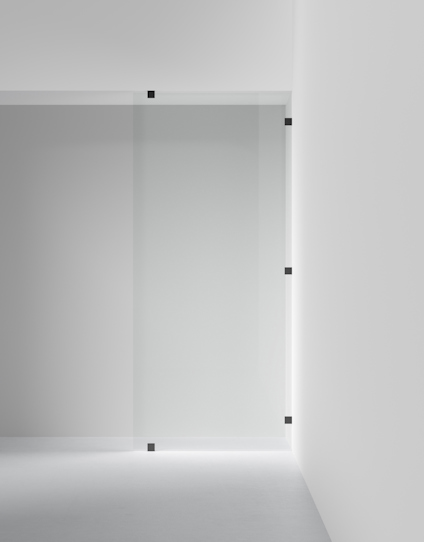 Skjutdörr i glas med diskreta mörka beslag, i en vit minimalistisk interiör.