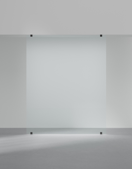 Frostad glasskiva monterad i taket i ett minimalistiskt rum med grått golv och vita väggar.