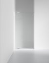 Glasdörr i en minimalistisk, vit väggmiljö.