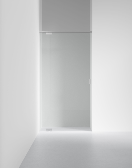 Glasdörr i en minimalistisk, vit väggmiljö.