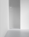 Glasdörr med minimalistisk design, genomskinlig och med metallhandtag, monterad i en vit vägg i ett modernt utrymme.