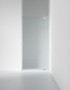 Glasdörr monterad i en minimalistisk, vit vägg med en ljusgrå golvyta.