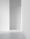 Glasdörr i en vit minimalistisk interiör med ljusa väggar och golv.