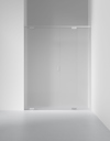 Skjutbar glasdörr med minimalistisk design monterad på en metallstång, omgiven av vita väggar och ett ljusgrått golv.