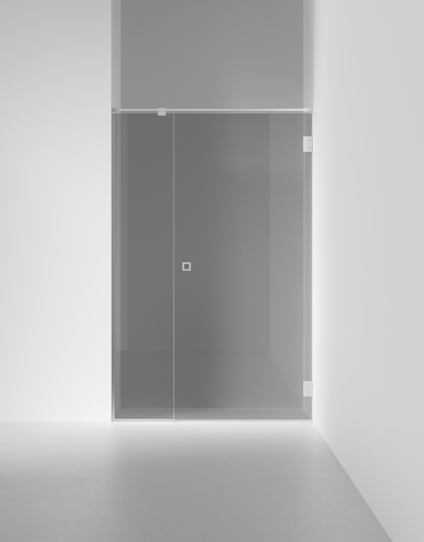 Glasdörr med borstad metallhandtag och gångjärn i en ljus, minimalistisk interiör.