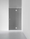 Duschvägg i klarglas med metallgångjärn och beslag, installerad i ett vitt badrum.