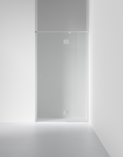 Duschvägg i glas med enkel, modern design.