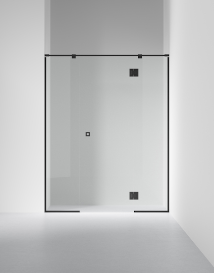 Glasvägg med dörr och svarta fästen i en minimalistisk, vit interiör.