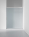Frostat glasdörr i en modern, minimalistisk väggöppning.