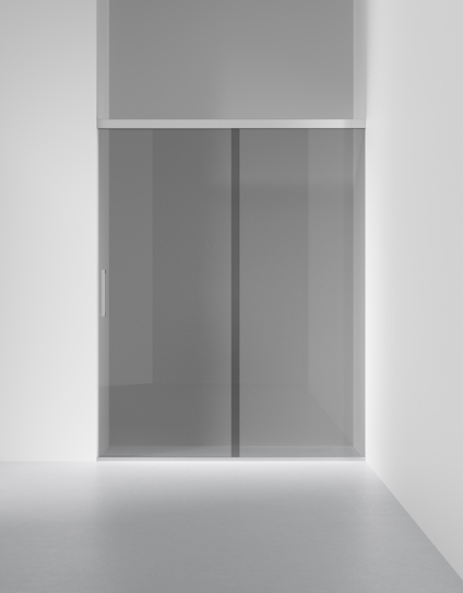 Skjutdörr med tonat glas i minimalistisk, modern inredning.