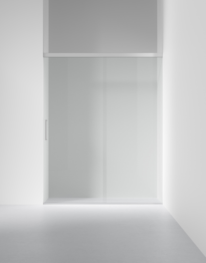 Glasdörr med en vit ram i en minimalistisk, ljus interiör.