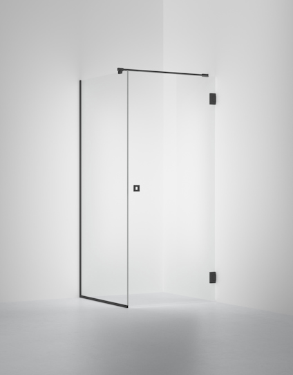 Glasduschvägg med svart beslag och handtag i minimalistisk design.
