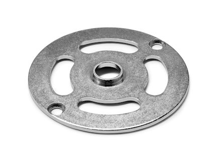 Rund metallplatta med tre avlånga, krökta urtag och tre hål runt kanterna.