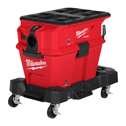 Röd dammsugare med svarta hjul och handtag, märkt med "Milwaukee" och "Fuel".