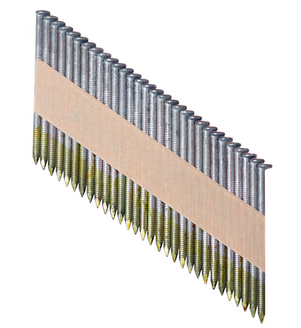 En rad av silverfärgade spikar med rillor, sammanbundna med ett brunt papper i en diagonal rad.