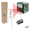 Grön Bosch Quigo Plus laser med stativ och batterier, projicerar röd linje på en vägg.